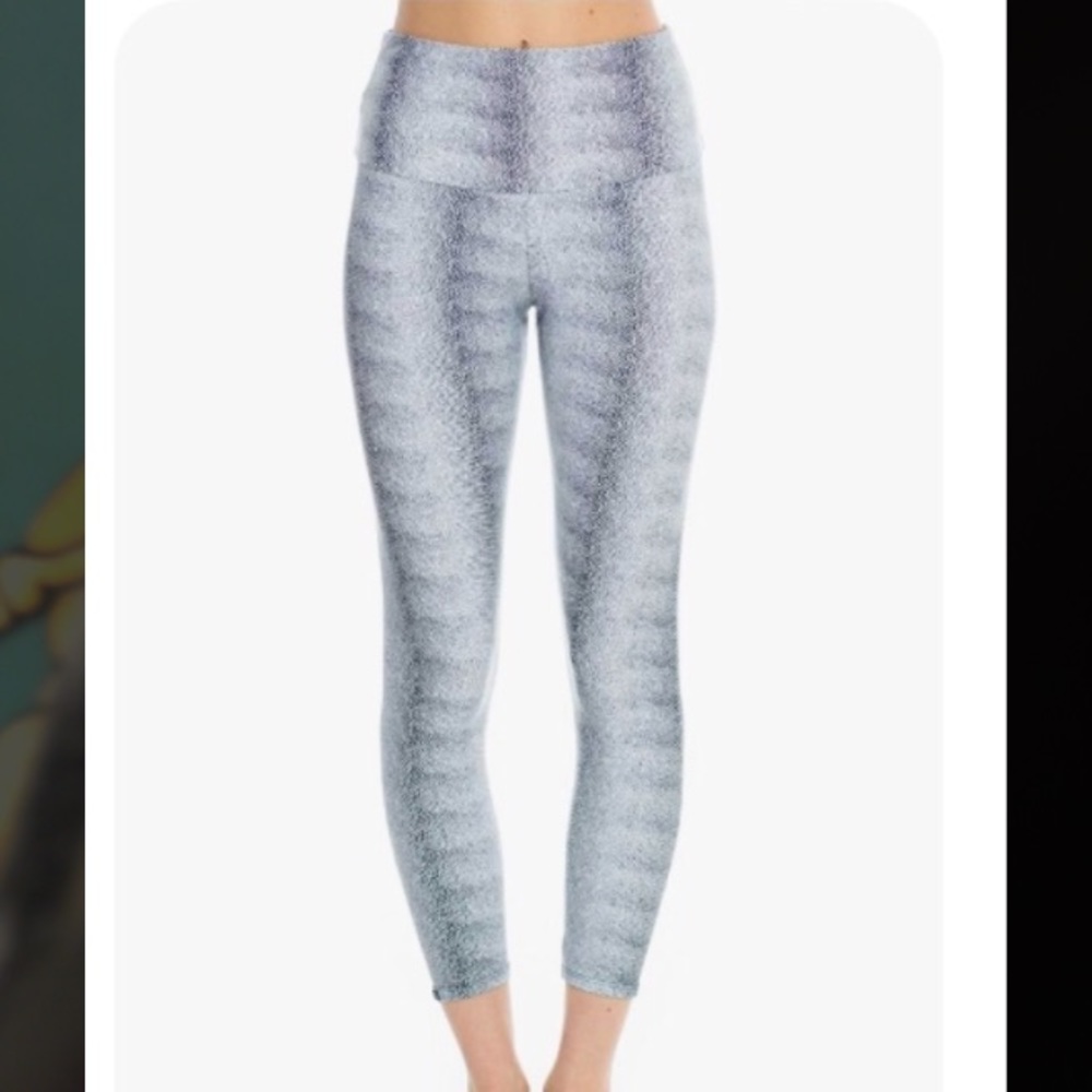 Onzie yoga capri crop legging White Venom M L